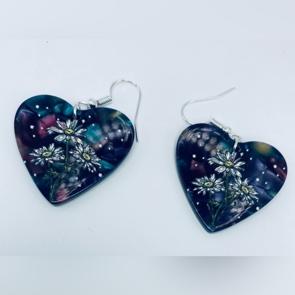 NWT - Galaxy style heart with three white daisies acrylic earrings set
